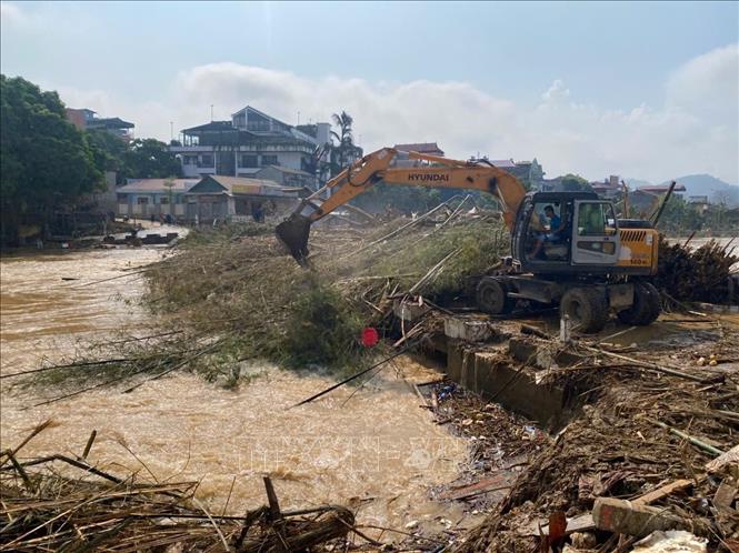 Cầu ngầm Sông Hiến, nơi có hàng trăm búi tre mắc kẹt trên mặt cầu khiến việc vệ sinh, khơi thông dòng chảy rất khó khăn. Ảnh: Quốc Đạt - TTXVN
