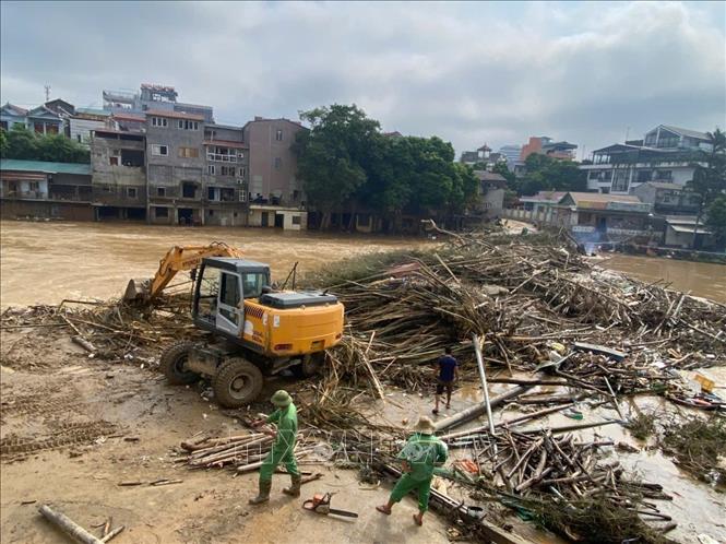Việc thiếu máy móc phương tiện hỗ trợ khiến cho tiến độ hoàn thành công việc bị chậm. Ảnh: Quốc Đạt - TTXVN
