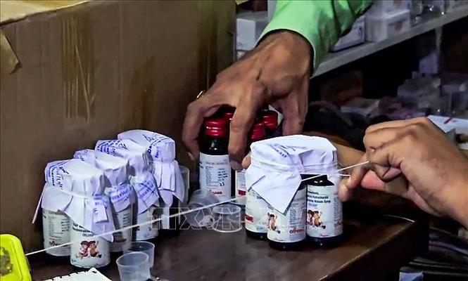 Niêm phong siro ho Coldrif tại công ty Ayush ở Chhindwara, Ấn Độ sau khi 10 trẻ nhỏ tử vong vì sử dụng loại siro này, ngày 5/10/2025. Ảnh: ANI/TTXVN 