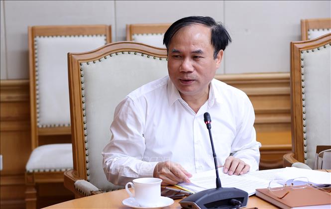Thứ trưởng Bộ Xây dựng Nguyễn Văn Sinh báo cáo tại cuộc họp. Ảnh: Văn Điệp – TTXVN
