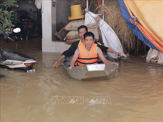 Phương tiện chính để người dân di chuyển là những chiếc thuyền nhỏ. Ảnh: Phan Phương - TTXVN