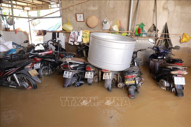 Nhiều tài sản của người dân xóm 1, thôn Đa Hội, xã Hợp Thịnh vẫn ngập trong nước dù đã được di dời lên điểm cao. Ảnh: Phan Phương - TTXVN