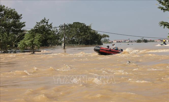 Dòng nước chảy siết những đoạn đê bao, đê bối bị tràn. Ảnh: Trần Việt - TTXVN 