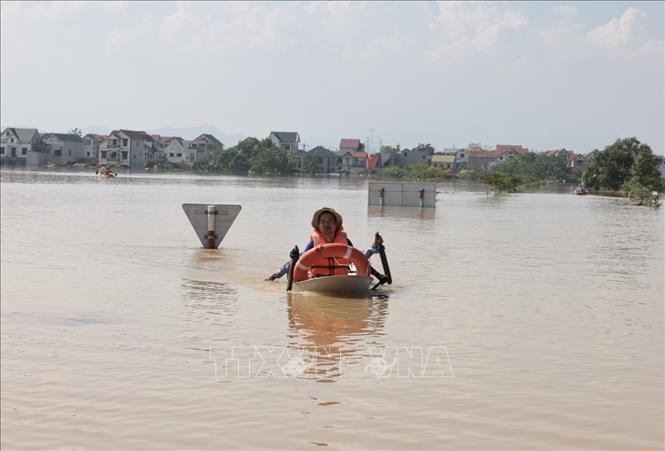 Những chiếc thuyền nhỏ được người dân sử dụng để vận chuyển thực phẩm, nước uống tạm thời. Ảnh: Trần Việt - TTXVN