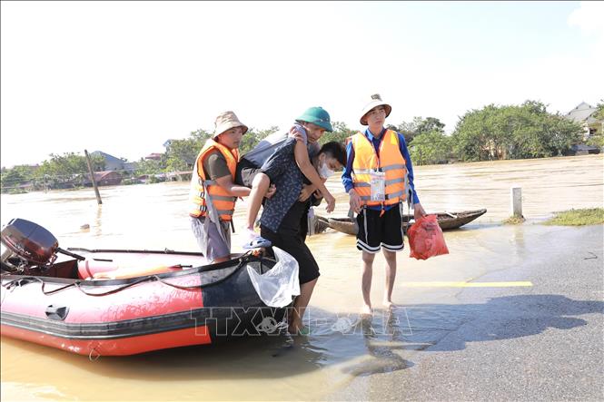 Lực lượng cứu hộ đưa người dân bệnh nặng đi cấp cứu. Ảnh: Phan Phương - TTXVN