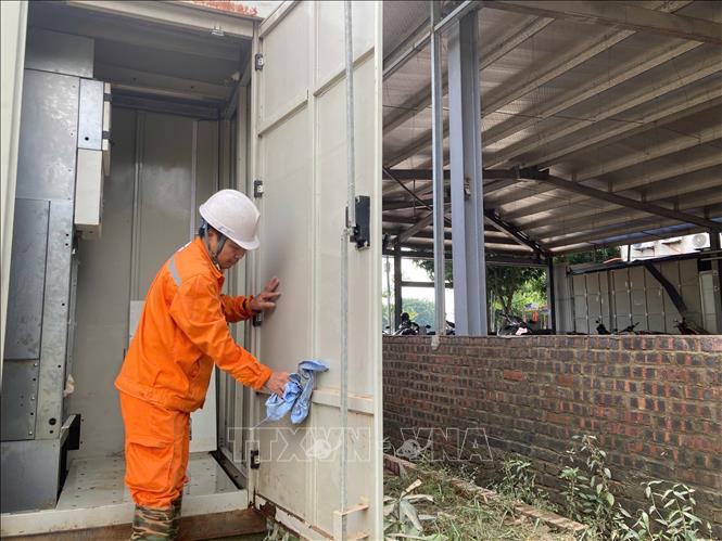 Nhân viên Tổ quản lý tổng hợp số 1, thuộc Đội quản lý điện lực khu vực Thái nguyên vệ sinh Trạm biến áp T4 hồ điều hoà Xương Rồng. Ảnh: Thắng Trung - TTXVN
