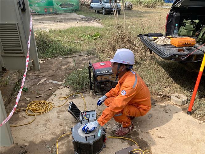 Đo không tải Trạm biến áp T4 hồ điều hoà Xương Rồng. Ảnh: Thắng Trung - TTXVN