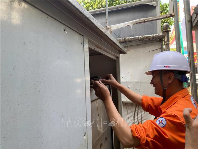 Kiểm tra tiêu chuẩn kỹ thuật để tiến hành đóng điện Trạm biến áp T4  hồ điều hoà Xương Rồng. Ảnh: Thắng Trung - TTXVN