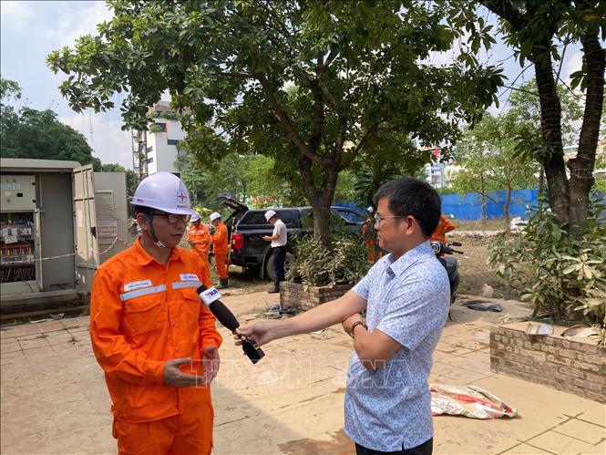 Ông Ninh Vân Phong, Phó Giám đốc Công ty Điện lực Thái Nguyên thông tin tình hình khôi phục điện. Ảnh: Thắng Trung - TTXVN