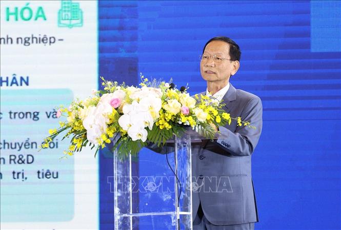 Ông Vũ Văn Tiền, Chủ tịch HĐQT Tập đoàn Geleximco, đồng Chủ tịch Uỷ ban Công nghiệp chế tạo trình bày tham luận “Thúc đẩy các ngành Công nghiệp chế tạo bằng cơ chế ViPEL”. Ảnh: Dương Giang-TTXVN 