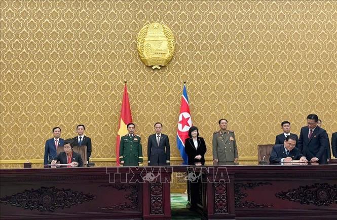 Tổng Giám đốc TTXVN Vũ Việt Trang và Chủ tịch KCNA Kim Pyong Ho ký Thỏa thuận hợp tác. Ảnh: Hồng Điệp - TTXVN