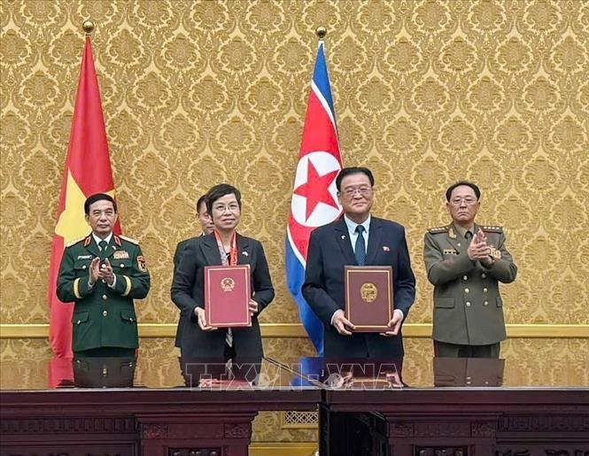 Tổng Giám đốc TTXVN Vũ Việt Trang và Chủ tịch KCNA Kim Pyong Ho ký Thỏa thuận hợp tác. Ảnh: Hồng Điệp - TTXVN
