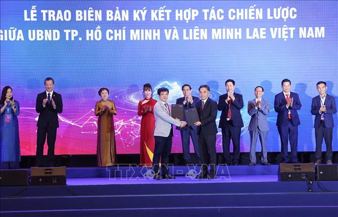 Thủ tướng Phạm Minh Chính chứng kiến trao văn kiện hợp tác chiến lược giữa UBND TP Hồ Chí Minh và Liên minh Kinh tế tầm thấp (LAE) Việt Nam. Ảnh: Dương Giang-TTXVN