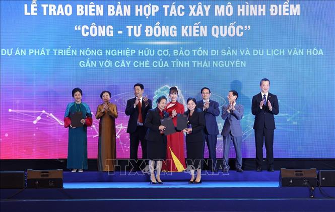 Thủ tướng Phạm Minh Chính chứng kiến ký kết thí điểm Mô hình “Công - tư đồng kiến quốc” 2025 - 2026. Ảnh: Dương Giang-TTXVN