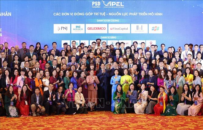 Thủ tướng Phạm Minh Chính với các đại biểu tham dự phiên họp cấp cao Toàn cảnh Kinh tế tư nhân lần thứ nhất (ViPEL 2025). Ảnh: Dương Giang-TTXVN
