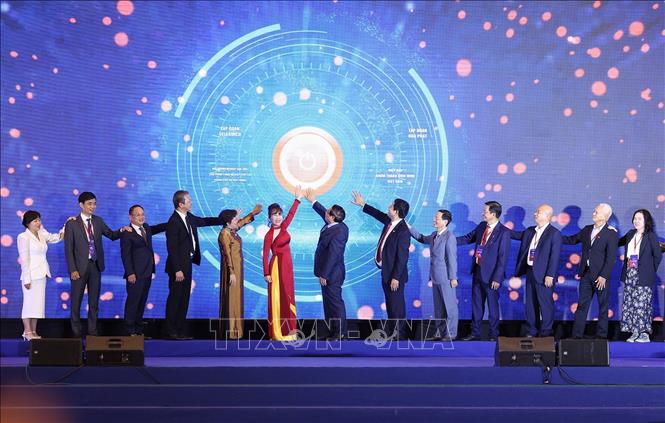 Thủ tướng Phạm Minh Chính và các đại biểu thực hiện nghi thức ra mắt “Liên minh các nhà sản xuất phụ trợ Việt Nam”. Ảnh: Dương Giang-TTXVN