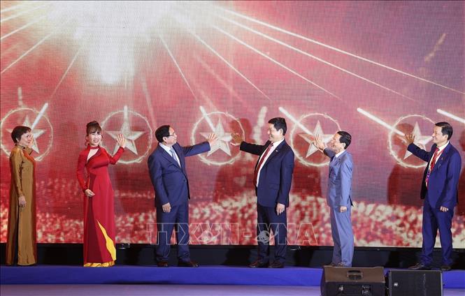 Thủ tướng Phạm Minh Chính và các đại biểu thực hiện nghi thức ra mắt Liên minh Kinh tế tầm thấp (LAE) Việt Nam. Ảnh: Dương Giang-TTXVN
