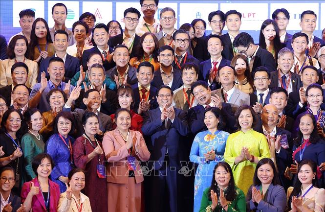 Thủ tướng Phạm Minh Chính với các đại biểu tham dự phiên họp cấp cao Toàn cảnh Kinh tế tư nhân lần thứ nhất (ViPEL 2025). Ảnh: Dương Giang-TTXVN
