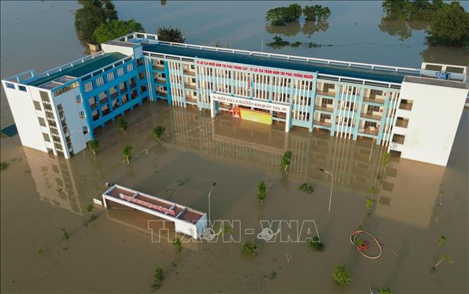 Nhiều trường học ở phường Vân Hà, Bắc Ninh bị nước nhấn chìm. Ảnh: Phan Phương - TTXVN
