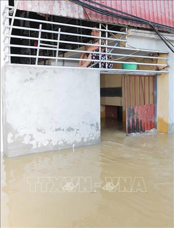 Nước ngập sâu, bị cô lập khiến đời sống của hàng trăm hộ dân hết sức khó khăn bởi không điện, nước sinh hoạt. Ảnh: Phan Phương - TTXVN