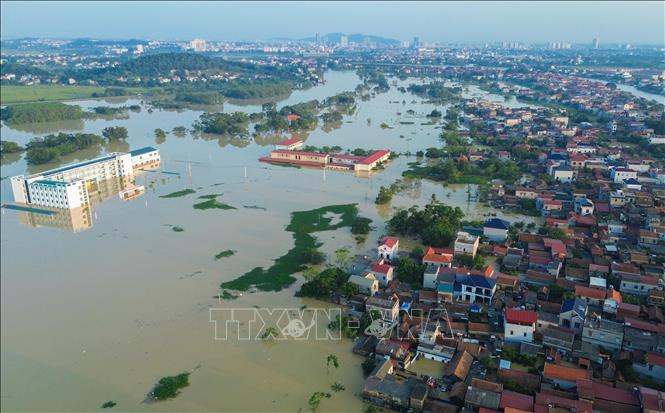 Nhiều ngôi nhà cùng trường học ở phường Vân Hà, tỉnh Bắc Ninh bị nước nhấn chìm. Ảnh: Phan Phương - TTXVN