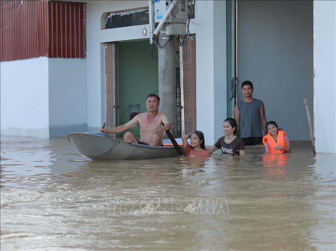 Nước ngập sâu, bị cô lập khiến đời sống của hàng trăm hộ dân hết sức khó khăn bởi không điện, nước sinh hoạt. Ảnh: Phan Phương - TTXVN