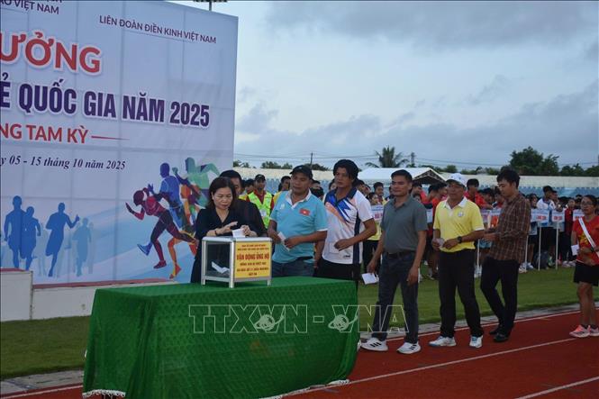 Vận động viên, huấn luyện viên tham gia Giải vô địch Điền kinh trẻ quốc gia năm 2025 ủng hộ đồng bào vùng lũ lụt tỉnh Thái Nguyên. Ảnh: Đoàn Hữu Trung-TTXVN