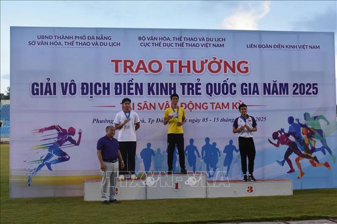 Trao huy chương Vàng, Bạc, Đồng cho các vận động viên trong ngày thi đấu đầu tiên. Ảnh: Đoàn Hữu Trung-TTXVN