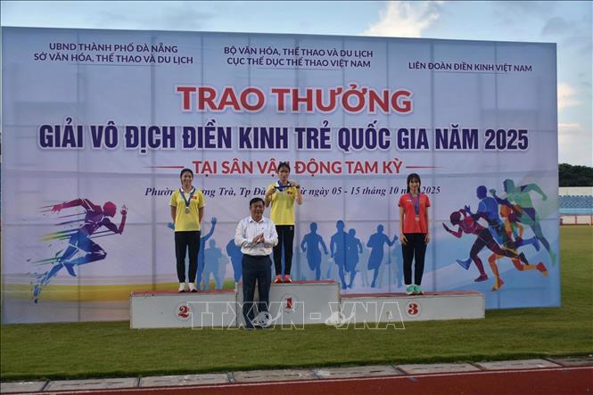 Trao huy chương Vàng, Bạc, Đồng cho vận động viên nữ trong ngày thi đấu đầu tiên. Ảnh: Đoàn Hữu Trung-TTXVN