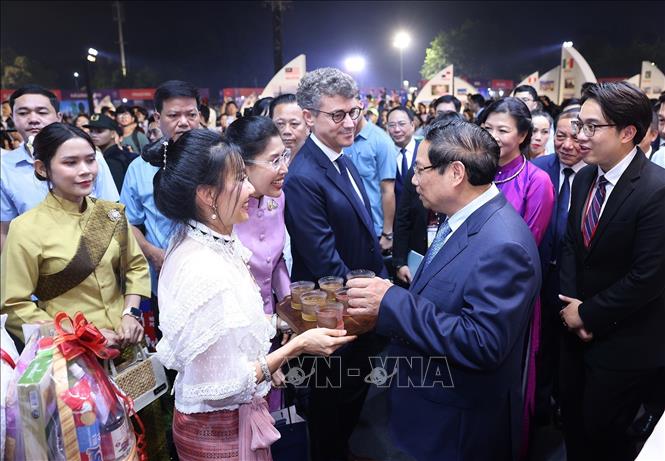 Thủ tướng Phạm Minh Chính tham quan không gian văn hóa quốc gia của các nước tham dự Lễ hội. Ảnh: Dương Giang-TTXVN 
