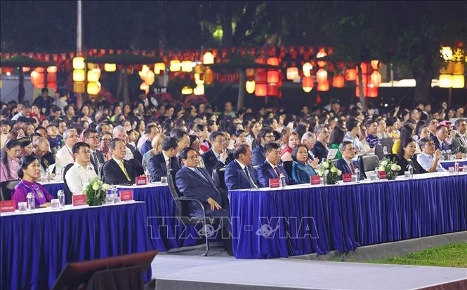 Thủ tướng Phạm Minh Chính và các đại biểu dự khai mạc Lễ hội Văn hóa Thế giới tại Hà Nội lần thứ nhất. Ảnh: Dương Giang-TTXVN
