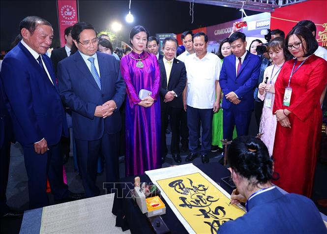 Thủ tướng Phạm Minh Chính tham quan không gian văn hóa của Việt Nam tại Lễ hội. Ảnh: Dương Giang-TTXVN 
