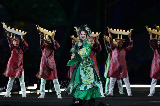 Chương trình nghệ thuật mang đậm nét văn hoá truyền thống tại Lễ khai mạc Lễ hội Văn hóa Thế giới tại Hà Nội lần thứ nhất. Ảnh: Dương Giang-TTXVN