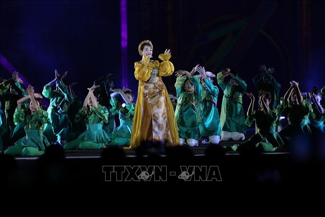 Chương trình nghệ thuật mang đậm nét văn hoá truyền thống tại Lễ khai mạc Lễ hội Văn hóa Thế giới tại Hà Nội lần thứ nhất. Ảnh: Dương Giang-TTXVN