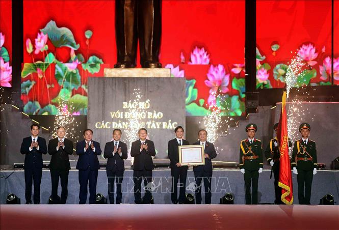 Phó Chủ tịch Quốc hội Lê Minh Hoan trao Huân chương Lao động hạng Nhất của Chủ tịch nước tặng tỉnh Sơn La. Ảnh: Quang Quyết - TTXVN
