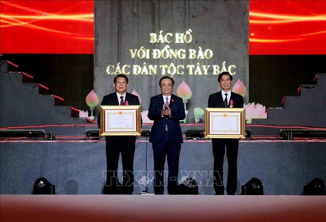 Phó Chủ tịch Quốc hội Lê Minh Hoan trao Huân chương Lao động hạng Ba của Chủ tịch nước tặng Bí thư Tỉnh ủy Sơn La Hoàng Quốc Khánh (bên phải) và Phó Bí thư Thường trực Tỉnh ủy Sơn La Lò Minh Hùng. Ảnh: Quang Quyết - TTXVN