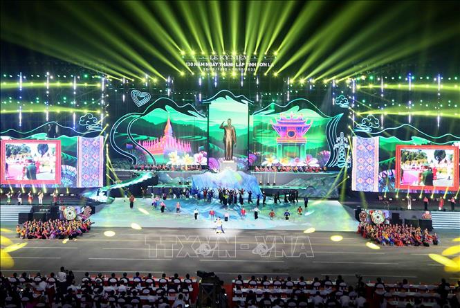 Chương trình nghệ thuật tại Lễ kỷ niệm 130 năm Ngày thành lập tỉnh Sơn La. Ảnh: Quang Quyết - TTXVN