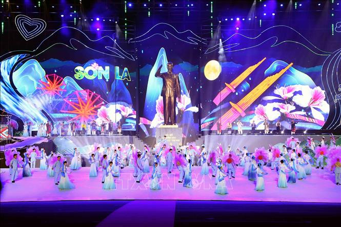 Chương trình nghệ thuật tại Lễ kỷ niệm 130 năm Ngày thành lập tỉnh Sơn La. Ảnh: Quang Quyết - TTXVN