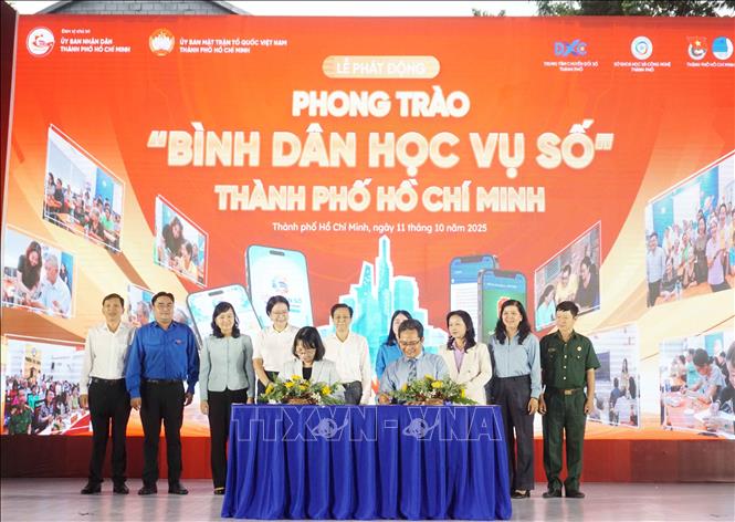 Lãnh đạo UBND Thành phố Hồ Chí Minh và Ủy ban MTTQ Việt Nam Thành phố Hồ Chí Minh ký kết Chương trình phối hợp triển khai phong trào. Ảnh: Thu Hoài - TTXVN