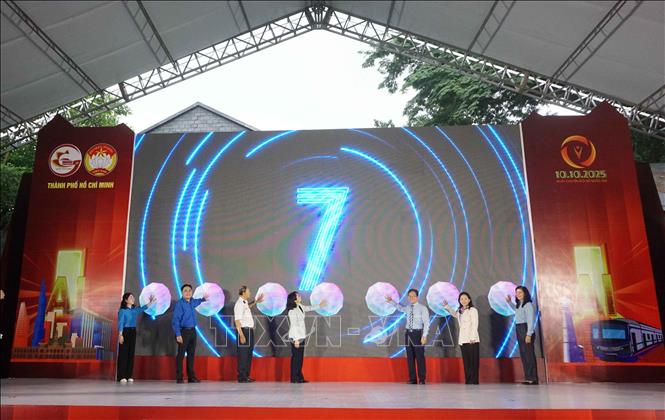 Các đại biểu thực hiện nghi thức phát động phong trào. Ảnh: Thu Hoài - TTXVN