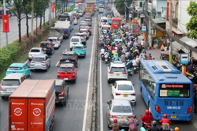 Quốc lộ 22 có lưu lượng xe rất lớn. Tuyến này sẽ được đầu tư mở rộng theo hình thức BOT, đoạn từ nút giao An Sương đến Vành đai 3. Ảnh: Tiến Lực - TTXVN