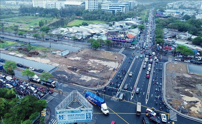 Nút giao đường Nguyễn Văn Linh - Nguyễn Hữu Thọ vừa đưa vào khai thác toàn bộ 2 hầm chui, giúp giảm ùn tắc giao thông. Ảnh: TTXVN phát