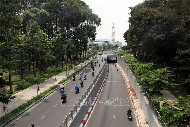 Hầm chui Phan Thúc Duyện thuộc dự án đường nối Trần Quốc Hoàn - Cộng Hòa được hoàn thành trong nhiệm kỳ 2020 - 2025, giúp khơi thông cửa ngõ ra vào sân bay Tân Sơn Nhất. Ảnh: Tiến Lực - TTXVN