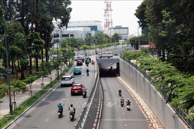 Hầm chui Phan Thúc Duyện thuộc dự án đường nối Trần Quốc Hoàn - Cộng Hòa được hoàn thành trong nhiệm kỳ 2020 - 2025, giúp khơi thông cửa ngõ ra vào sân bay Tân Sơn Nhất. Ảnh: Tiến Lực - TTXVN