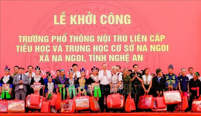 Tổng Bí thư Tô Lâm tặng quà cho các gia đình khó khăn, gia đình chính sách xã Na Ngoi. Ảnh: Trịnh Duy Hưng - TTXVN