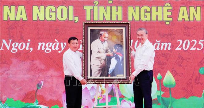 Tổng Bí thư Tô Lâm trao tặng nhà trường bức ảnh “Bác Hồ quàng khăn đỏ cho học sinh”. Ảnh: Trịnh Duy Hưng - TTXVN