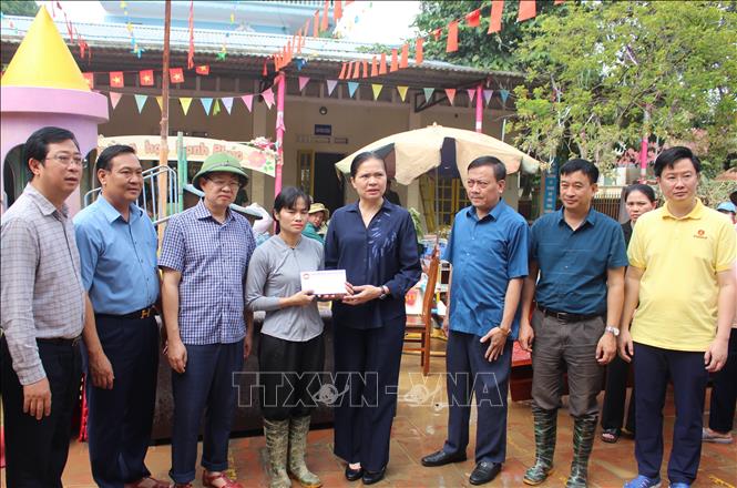 Đồng chí Hà Thị Nga trao quà hỗ trợ cho Trường Mầm non Gia Sàng. Ảnh: Thu Hằng-TTXVN