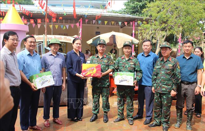 Đồng chí Hà Thị Nga trao quà hỗ trợ cho Trường Mầm non Gia Sàng. Ảnh: Thu Hằng-TTXVN