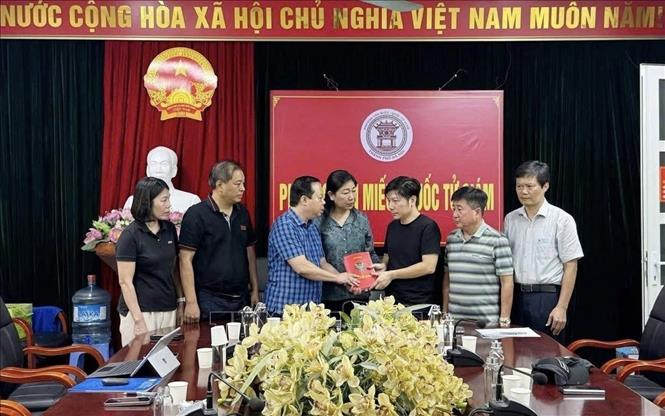 Lãnh đạo Ủy ban MTTQ Việt Nam thành phố Hà Nội thăm hỏi, động viên và trao hỗ trợ cho gia đình nạn nhân. Ảnh: Minh Nghĩa - TTXVN.