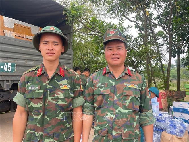 Thiếu tá Tống Văn Hà (phải) và Thượng sĩ Bùi Văn Lâm (trái). Ảnh: Quốc Luỹ - TTXVN.
